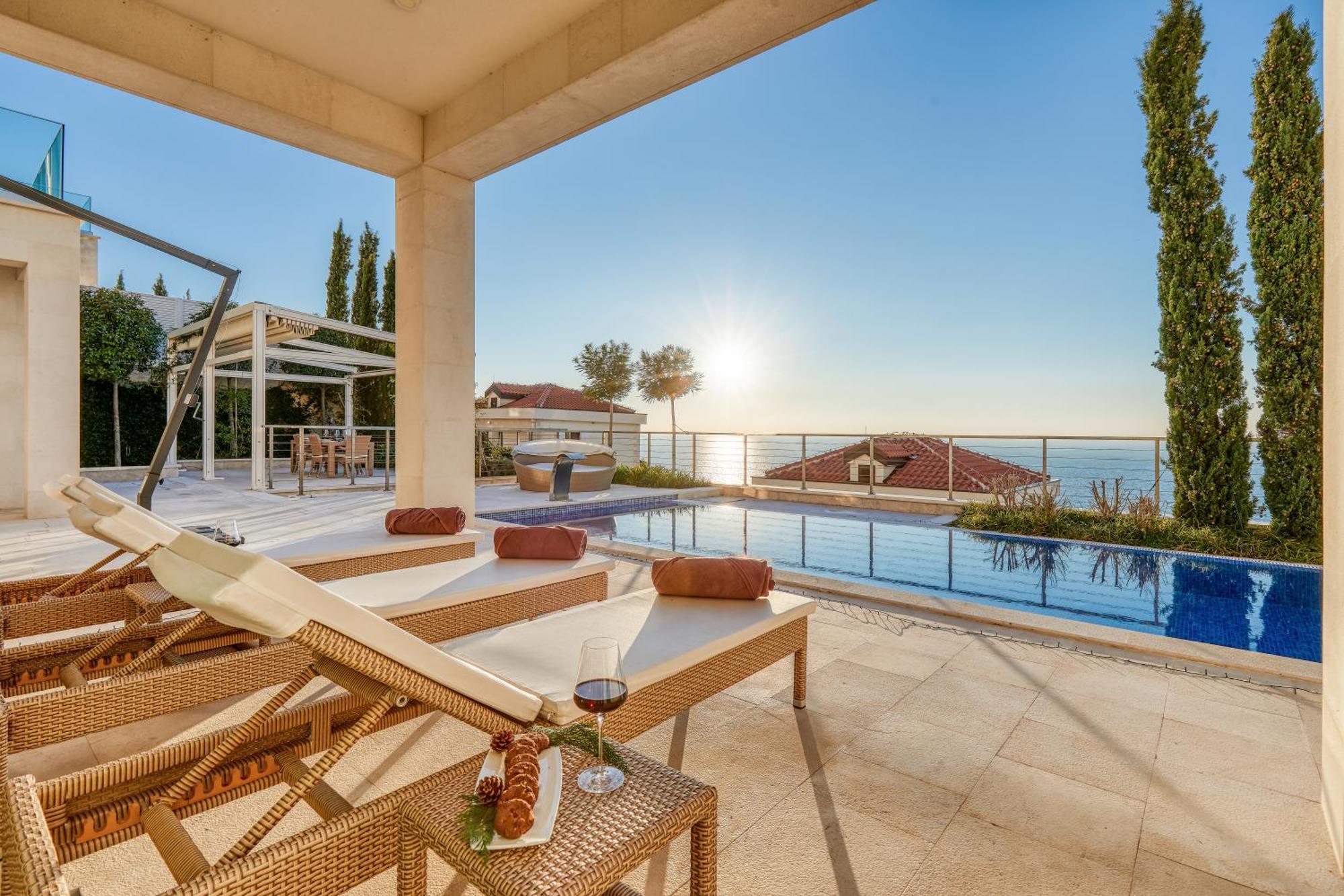 Luxury Villa *